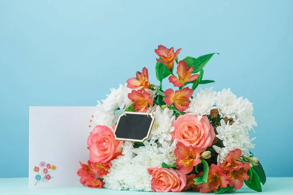 Hou van de achtergrond met roze rozen, bloemen, cadeau op tafel — Stockfoto
