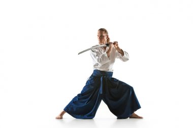 Genç adam stüdyoda Aikido eğitimi
