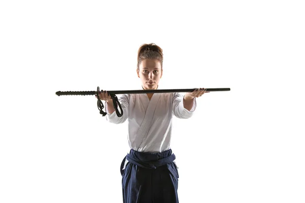 Aikido mestre pratica postura de defesa. Estilo de vida saudável e conceito de esportes. Mulher de quimono branco sobre fundo branco . — Fotografia de Stock