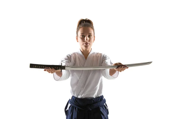 Aikido maestro practica la postura de defensa. Estilo de vida saludable y concepto deportivo. Mujer en kimono blanco sobre fondo blanco . —  Fotos de Stock