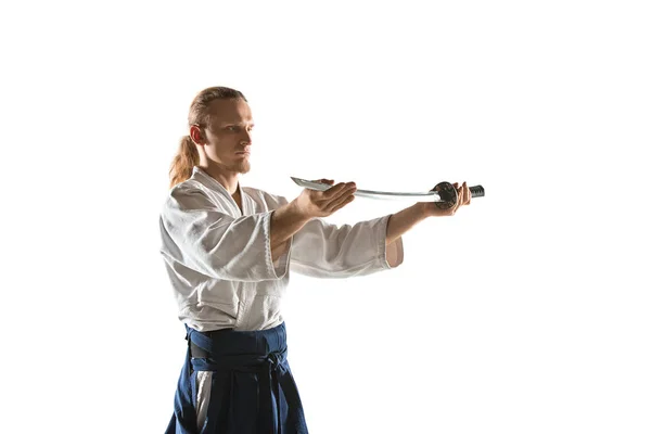 Der junge Mann trainiert Aikido im Studio — Stockfoto