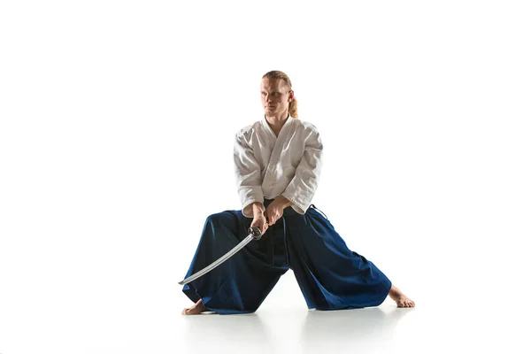 O jovem está treinando Aikido no estúdio — Fotografia de Stock