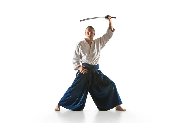 El joven está entrenando a Aikido en el estudio. — Foto de Stock