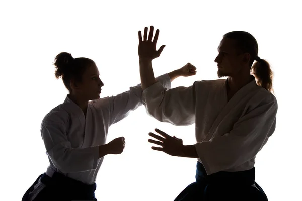 Muž a žena bojuje na trénink Aikido v školy bojových umění — Stock fotografie