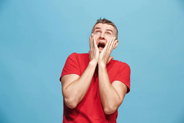 Schöner Mann im Stress isoliert auf blau — Stockfoto