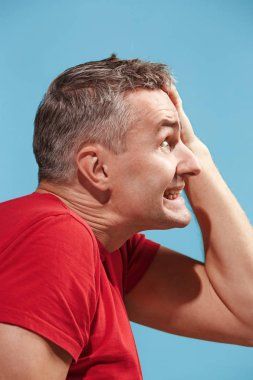 Güzel erkek arıyorum şaşırttı ve üzerinde izole mavi şaşkın