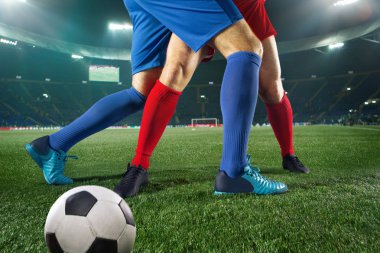 Futbolcuları ve top yeşil çimen üzerinde mücadele