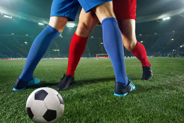 Futbolcuları ve top yeşil çimen üzerinde mücadele