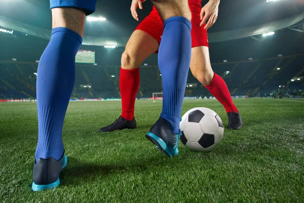 축구 선수와 푸른 잔디 위에 공을 싸움 — 스톡 사진
