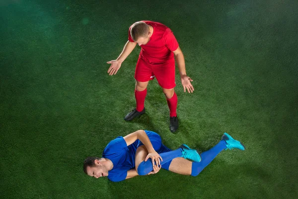 Αρσενικό ποδοσφαιριστής που πάσχουν από το πόδι τραυματισμού στο γήπεδο ποδοσφαίρου πράσινο — Φωτογραφία Αρχείου