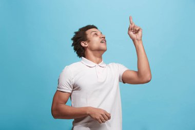 Genç ciddi düşünceli iş adamı. Şüphe kavramı.