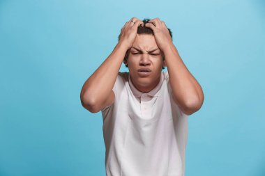 Güzel erkek arıyorum şaşırttı ve üzerinde izole mavi şaşkın