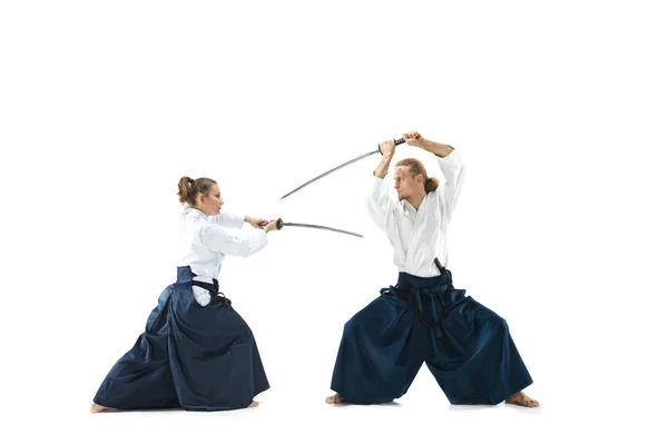 Uomo e donna lotta e formazione aikido su sfondo bianco studio — Foto Stock