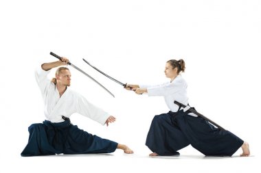 Mücadele ve aikido beyaz stüdyo zemin üzerine eğitim kadın ve erkek