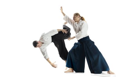 Dövüş sanatları okulu Aikido eğitimi, kavga eden iki adam