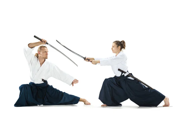 Mann und Frau kämpfen und trainieren Aikido auf weißem Studiohintergrund — Stockfoto