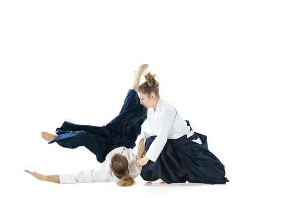 Hombre y mujer luchando en el entrenamiento Aikido en la escuela de artes marciales —  Fotos de Stock