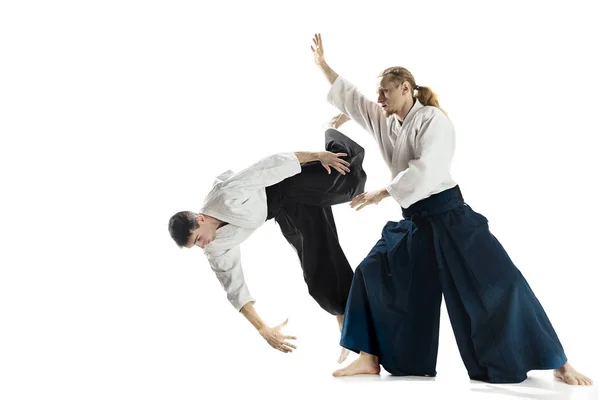 De twee mannen vechten op aikidostage in martial arts school — Stockfoto