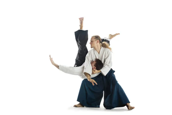 Dwóch mężczyzn walki Aikido szkolenia w szkole sztuk walki — Zdjęcie stockowe