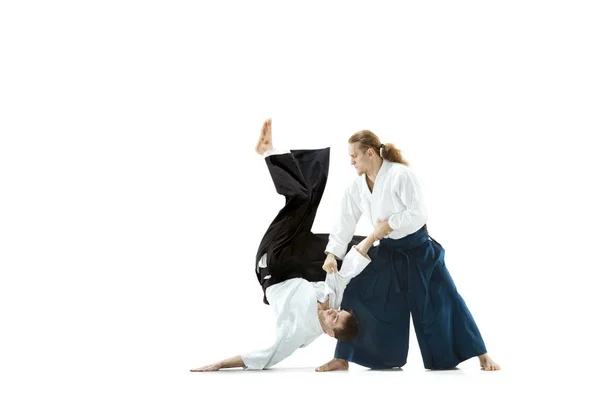 Los dos hombres luchando en el entrenamiento de Aikido en la escuela de artes marciales — Foto de Stock