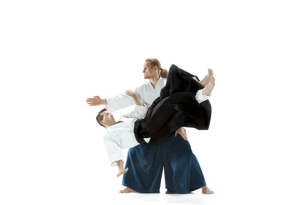 Двое мужчин сражаются на тренировках Айкидо в школе боевых искусств — стоковое фото