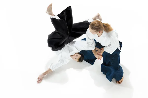 Двое мужчин сражаются на тренировках Айкидо в школе боевых искусств — стоковое фото