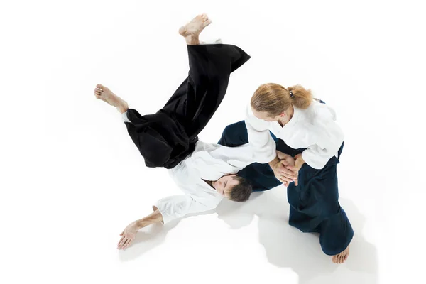 De twee mannen vechten op aikidostage in martial arts school — Stockfoto