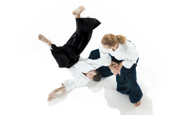 Los dos hombres luchando en el entrenamiento de Aikido en la escuela de artes marciales — Foto de Stock