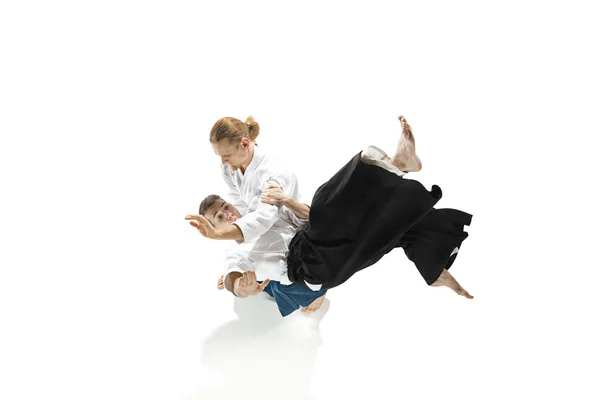 Двоє чоловіків бойових дій в Айкидо в школа бойових мистецтв — стокове фото