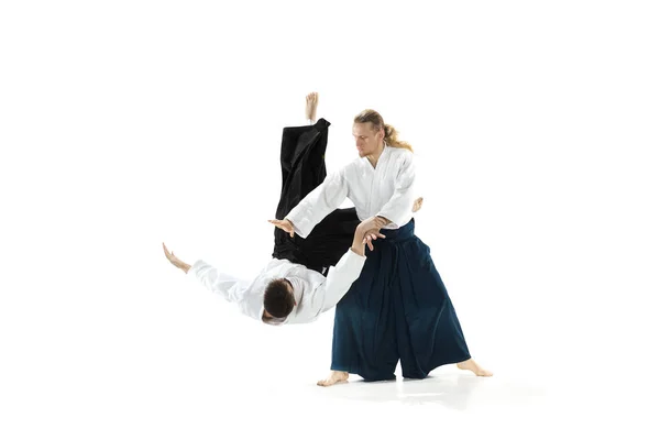 De twee mannen vechten op aikidostage in martial arts school — Stockfoto