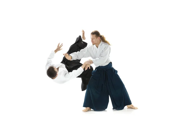 De två männen kämpar på Aikido träning i kampsport skolan — Stockfoto