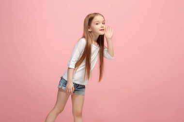 Pembe genç sıradan genç kız stüdyoda bağırarak izole