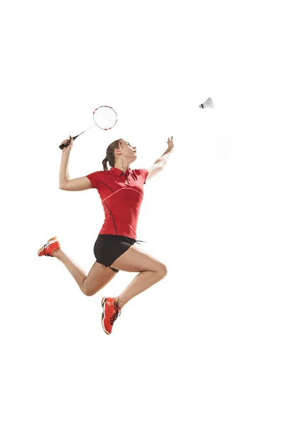 Jovem mulher jogando badminton sobre fundo branco — Fotografia de Stock