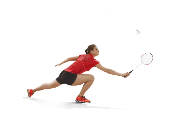 Jovem mulher jogando badminton sobre fundo branco — Fotografia de Stock