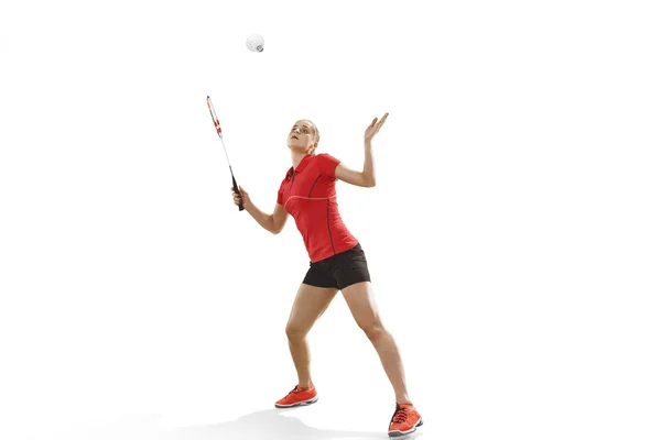 Jovem mulher jogando badminton sobre fundo branco — Fotografia de Stock