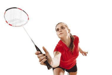 Genç kadın beyaz arka plan üzerinde badminton oynarken