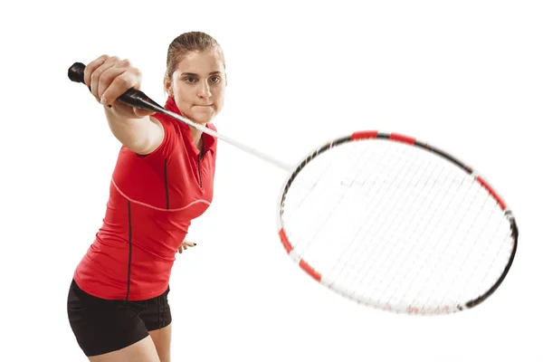 Giovane donna che gioca badminton su sfondo bianco — Foto Stock