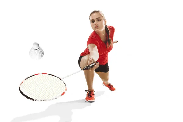 Mujer joven jugando bádminton sobre fondo blanco — Foto de Stock