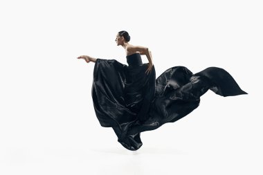 Aerobik jimnastik yapan kadın tüm vücudunu izole ediyor..