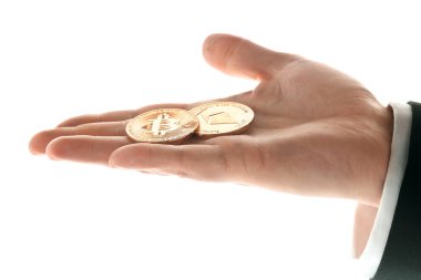 Erkek el ile beyaz zemin üzerine altın bitcoin