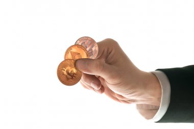 Erkek el ile beyaz zemin üzerine altın bitcoin