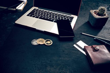 Altın bitcoin, telefon, klavye