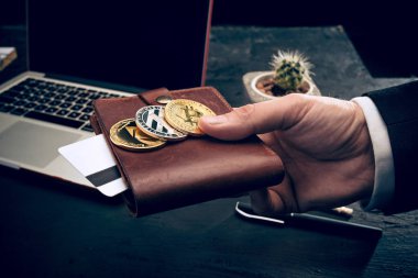 Posta elinde altın bitcoin