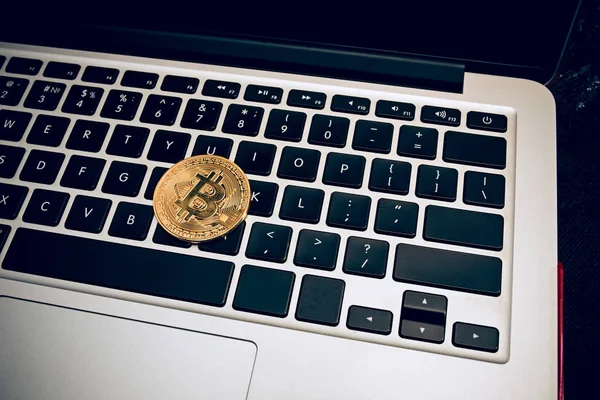 Золотий bitcoin на клавіатурі — стокове фото