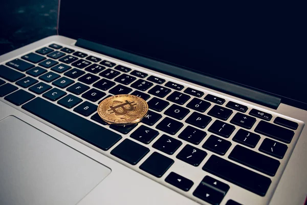 Золотий bitcoin на клавіатурі — стокове фото