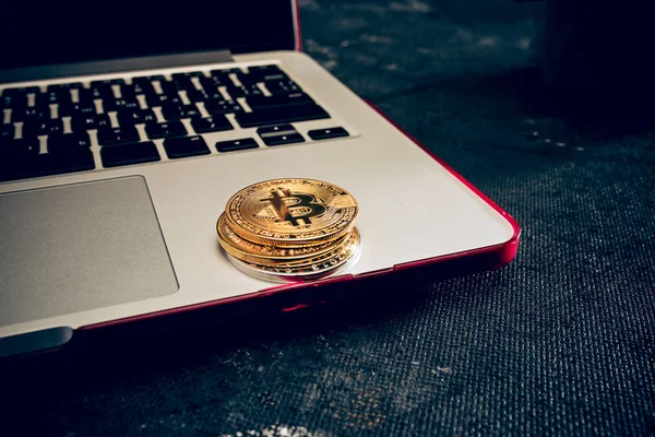 Der goldene Bitcoin auf der Tastatur — Stockfoto