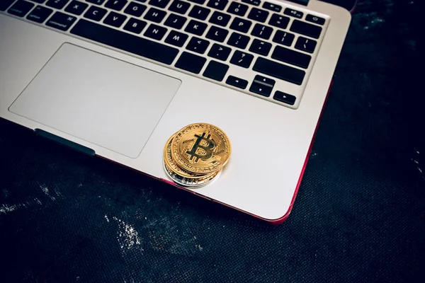 Der goldene Bitcoin auf der Tastatur — Stockfoto
