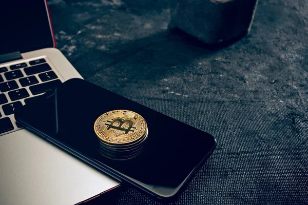 Der goldene Bitcoin auf der Tastatur — Stockfoto