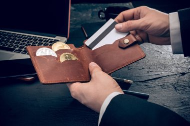 Posta elinde altın bitcoin