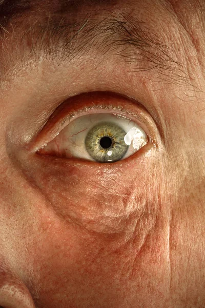 Vedere de aproape pe ochiul unui om în vârstă . — Fotografie, imagine de stoc